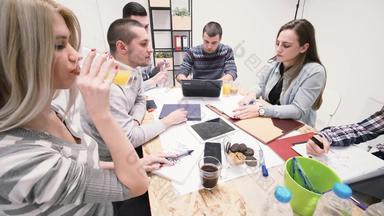 集团人有创意的会议办公室写作阅读讨论